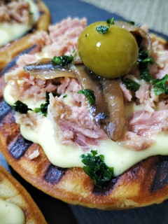 Una foto de Canapé de atún y anchoa con mayonesa de piparras