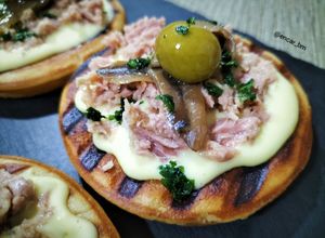 Una foto de Canapé de atún y anchoa con mayonesa de piparras