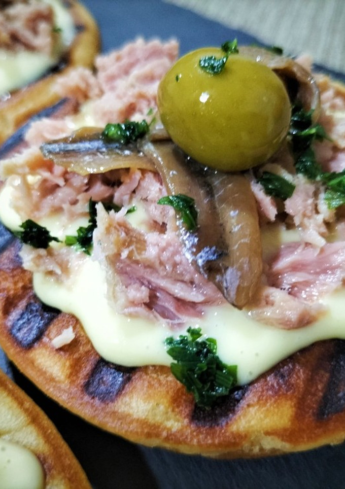 Una foto de Canapé de atún y anchoa con mayonesa de piparras