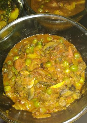 A picture of Matar mushroom curry.