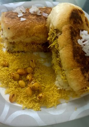 A picture of Dabeli.