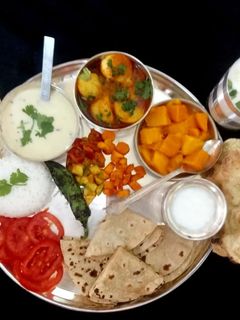 ગુજરાતી થાળી રેસીપી મુખ્ય ફોટો