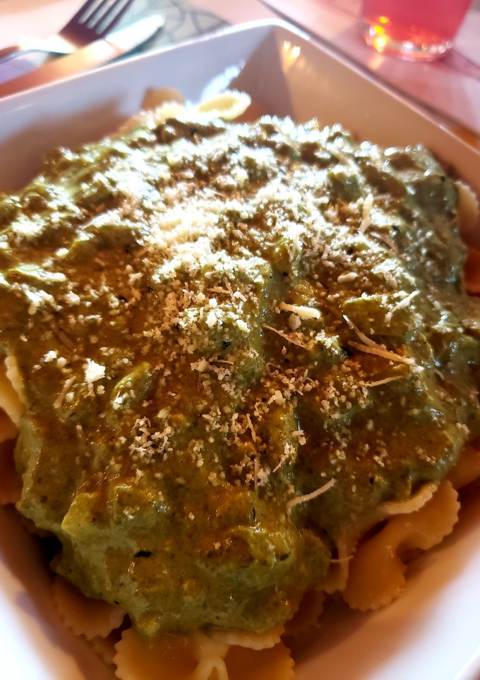 Una foto de Corbatitas con salsa de acelga y queso parmesano 🎀🥬🧀