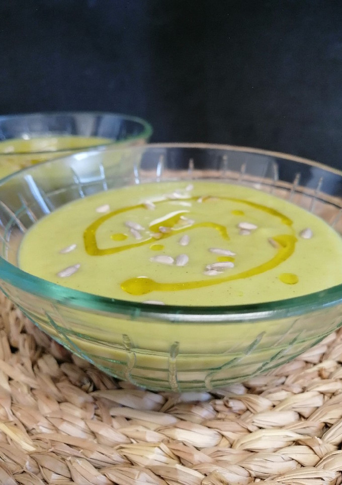 Una foto de Crema fría de calabacín y manzana