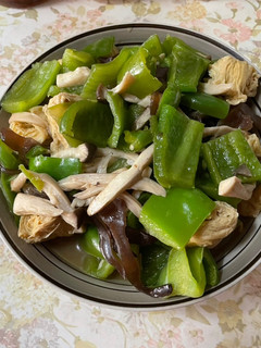 青椒炒木耳杏鮑菇豆腸(純素) 的食譜成品照片