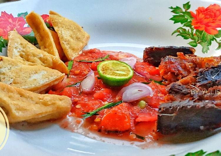 ⁷⁹ Sambel beberok bawang tahtong