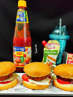 आलू टिक्की बर्गर (Aloo tikki burger recipe in Hindi) रेसिपी मुख्य फोटो