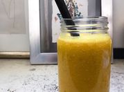 Una foto de batido con cúrcuma y jengibre