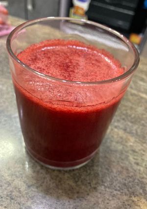 A picture of Fresh carrot apple and raddish juice.