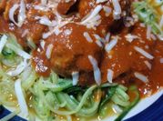 Una foto de calabacín con carne molida