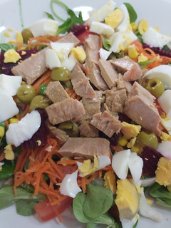 Una foto de Ensalada completa de canónigos con atún 🥗