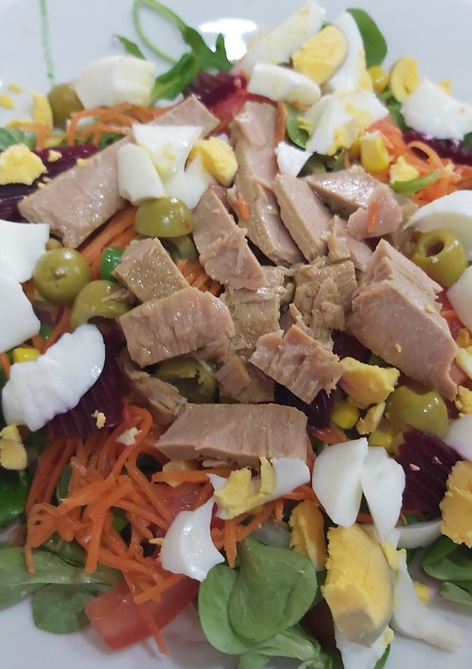 Una foto de Ensalada completa de canónigos con atún 🥗
