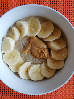 Una foto de Porridge de avena, banana y mantequilla de maní ❤️🥣🍌🥜