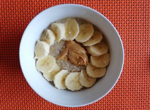 Una foto de Porridge de avena, banana y mantequilla de maní ❤️🥣🍌🥜