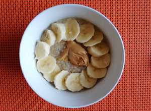 Una foto de Porridge de avena, banana y mantequilla de maní ❤️🥣🍌🥜
