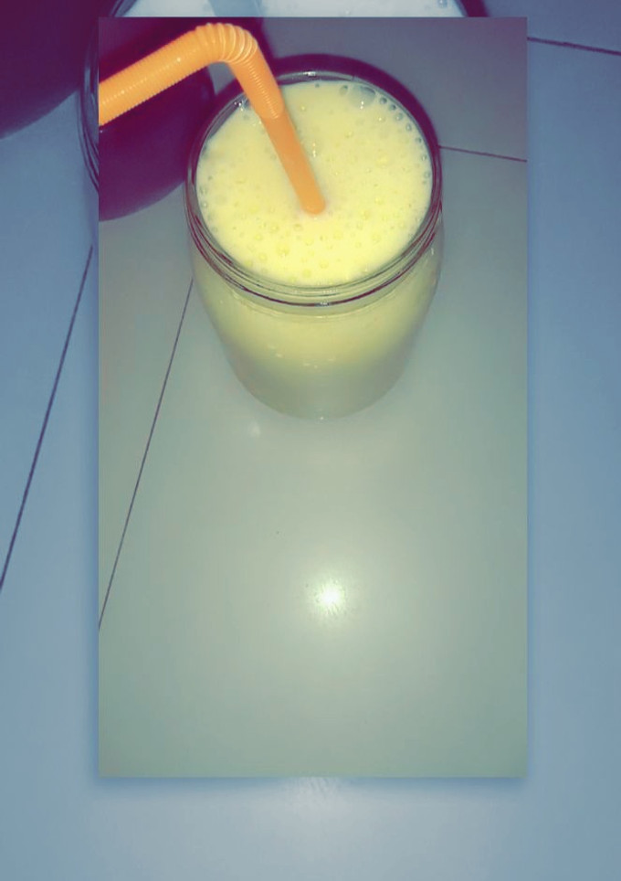 A picture of Mango and banana smoothie.