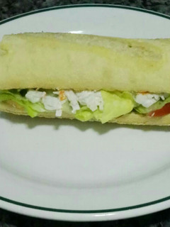 Una foto de Bocadillo crujiente de lechuga, tomate y palitos con mayonesa