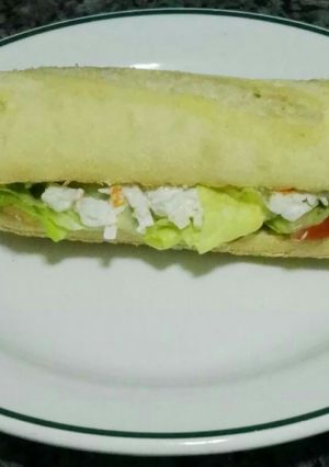 Foto principal de Bocadillo crujiente de lechuga, tomate y palitos con mayonesa