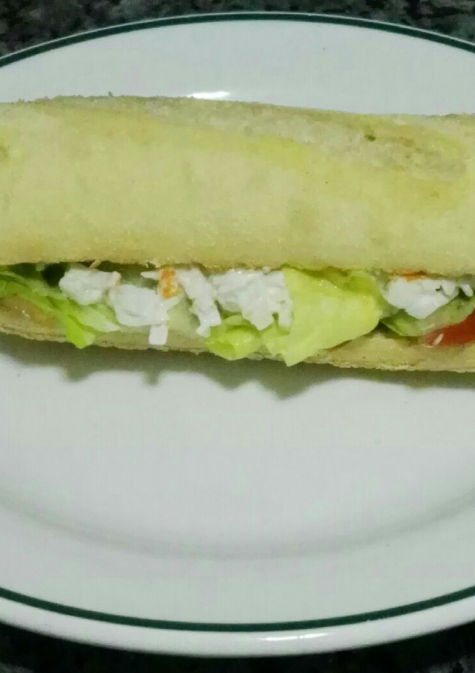 Una foto de Bocadillo crujiente de lechuga, tomate y palitos con mayonesa