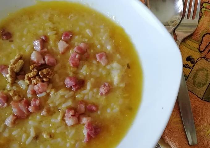 Ricetta di Premiato Risotto su vellutata di zucca con noci e pancetta croccante