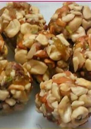 A picture of Dry fruits laddu.