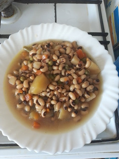 Una foto de Chinchales con patatas y verduras