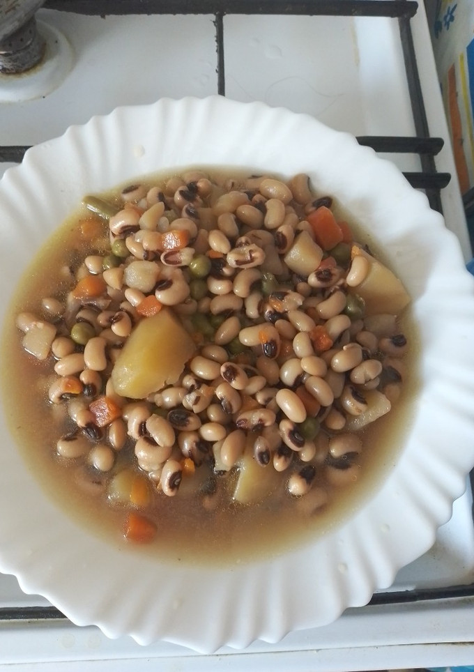 Una foto de Chinchales con patatas y verduras
