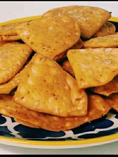 निमकी (नमकीन शकरपारे)(nimki recipe in hindi) रेसिपी मुख्य फोटो