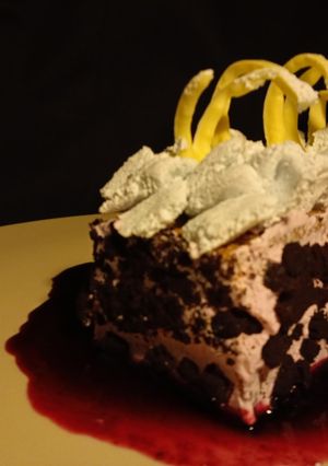 Una foto de Decoración de chocolate blanco para postre "reflexión"