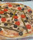 Pizza de espárragos verdes, champiñones y cherry