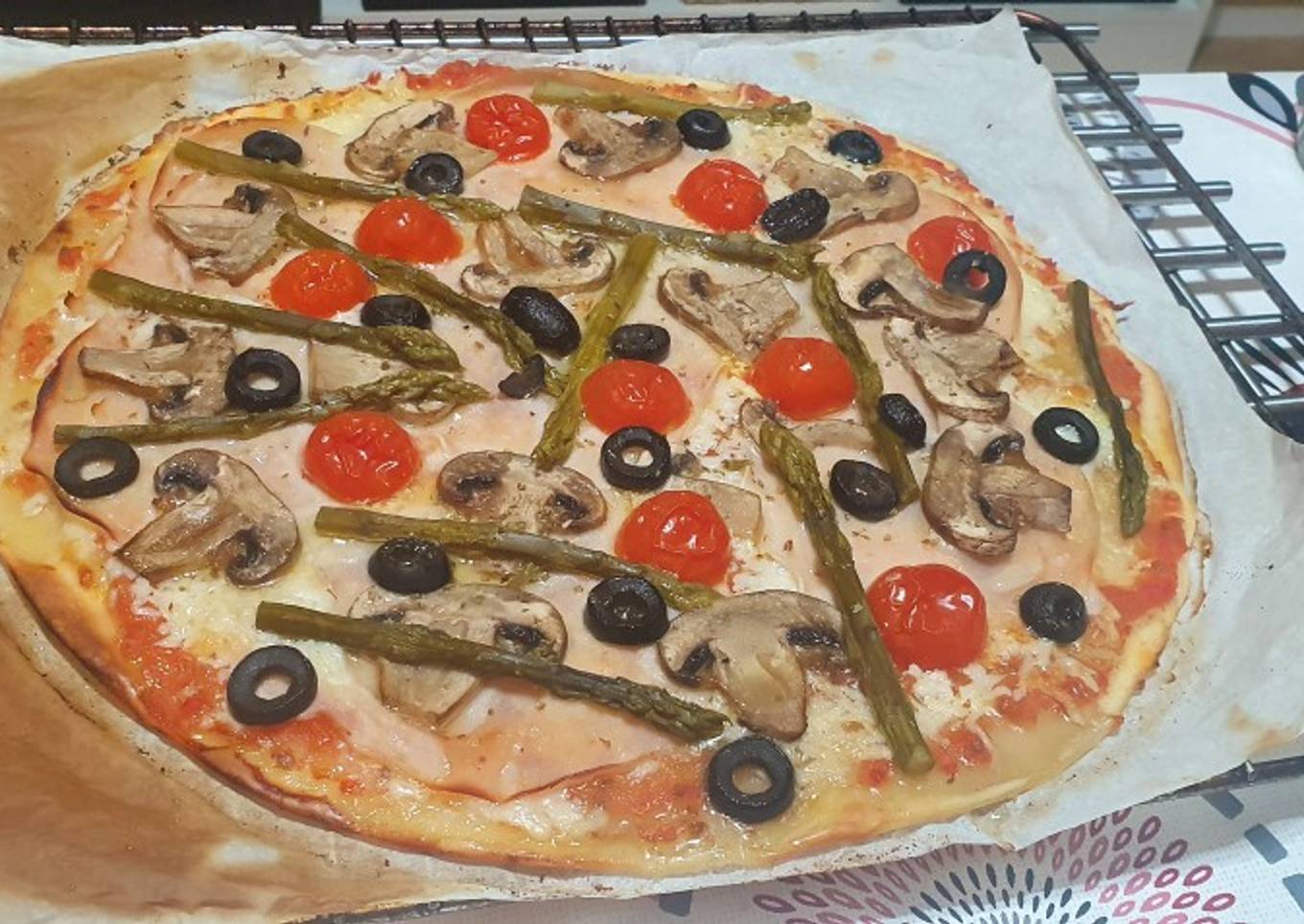 Pizza de espárragos verdes, champiñones y cherry
