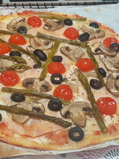 Una foto de Pizza de espárragos verdes, champiñones y cherry