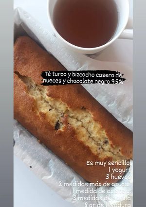 Una foto de Bizcocho de nueces y chocolate negro