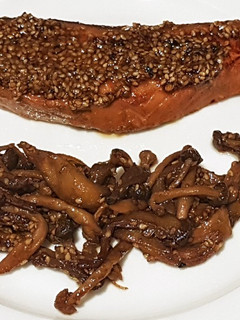 Una foto de Salmón marinado en miso citríco con guarnición y sésamo