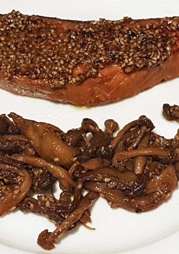 Una foto de Salmón marinado en miso citríco con guarnición y sésamo