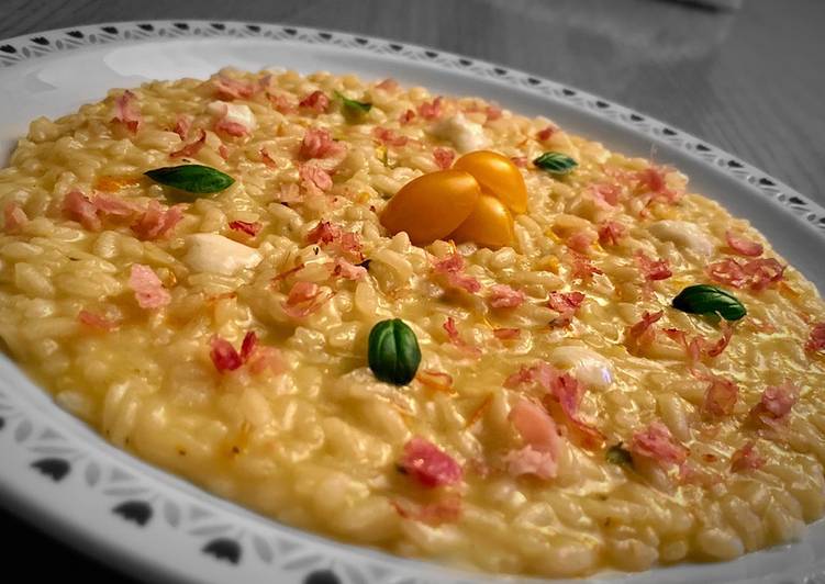 Recetta di Ultimate Risotto con acqua di datterino giallo, infuso di camomilla, pecorino romano e prosciutto cotto 🌼🧀🥓