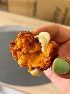 Una foto de Croquetas de chorizo y queso curado 🍖🧀