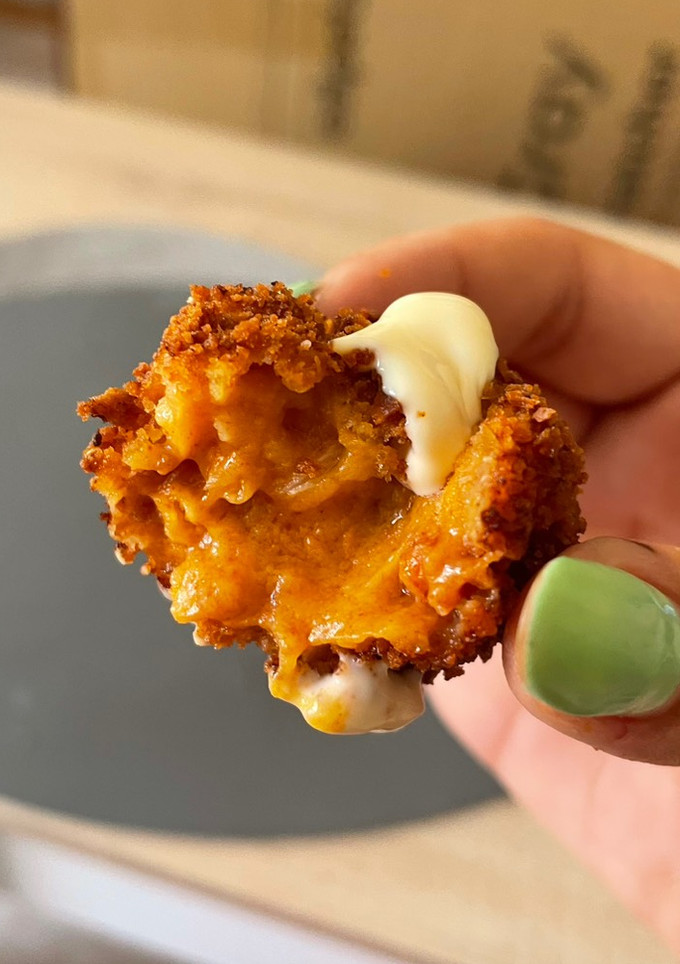 Una foto de Croquetas de chorizo y queso curado 🍖🧀
