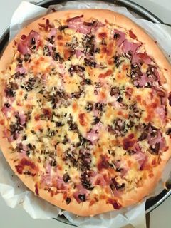 Una foto de Pizza casera (pollo, champiñones, jamón)+Masa casera para pizza