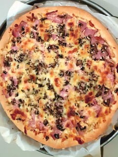 Una foto de Pizza casera (pollo, champiñones, jamón)+Masa casera para pizza