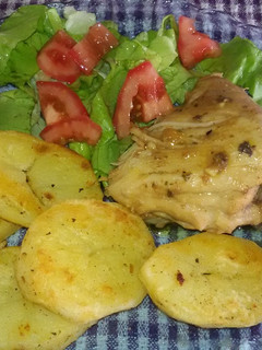 Una foto de Pollo a la mostaza y al limón con papas