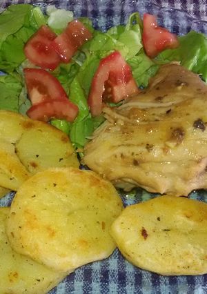 Una foto de Pollo a la mostaza y al limón con papas