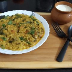 A picture of Vegetable daliya and moong dal khichadi.