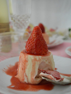 Una foto de Panna Cotta de vainilla con fresas