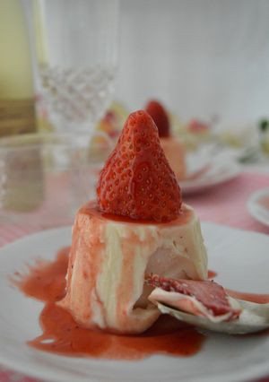 Una foto de Panna Cotta de vainilla con fresas
