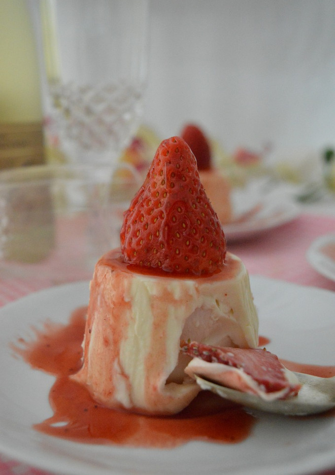 Una foto de Panna Cotta de vainilla con fresas