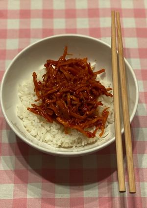 🇰🇷 🍤 Koreai csípős szárított tintahal csíkok (Ojingeochae Bokkeum, 오징어채 볶음) 🌶 recept fotója