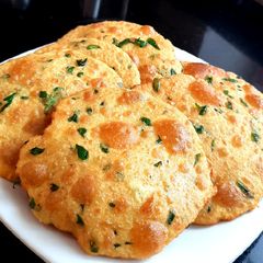 A picture of Methi puri.