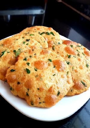 A picture of Methi puri.
