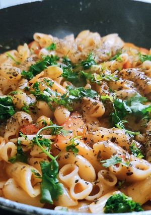 पिंक सॉस पास्ता (pink sauce pasta recipe in Hindi) रेसिपी मुख्य फोटो